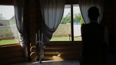 Beyaz tişörtlü adam trendy ceket Giydir. Pencere içinde belgili tanımlık geçmiş.