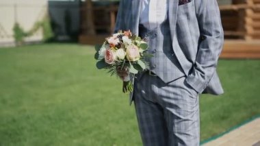 Yakışıklı adam elinde bir buket. Damat düğün için hazırlar
