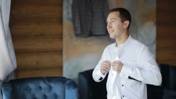Man Jurken Een Wit Overhemd Knappe Bruidegom Gekleed Voorbereiden Voor — Stockvideo
