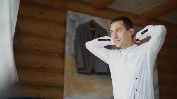 Mann Trägt Weißes Hemd Schöner Bräutigam Zieht Sich Und Bereitet — Stockvideo