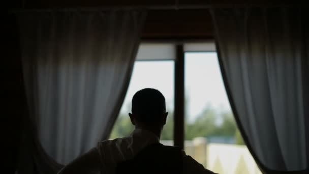 Hombre Con Una Camisa Blanca Viste Chaqueta Moda Ventana Fondo — Vídeo de stock