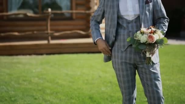 Ramo Bodas Con Hermosas Flores Las Manos Del Novio — Vídeos de Stock