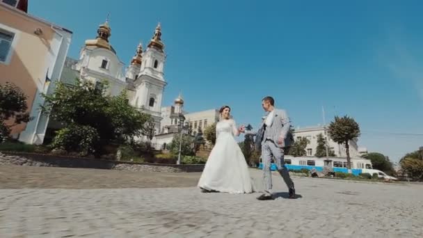 Just Married Idąc Ulicą Ślub Para Słoneczny Dzień — Wideo stockowe