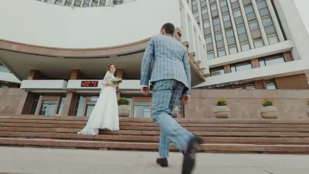 Eheleute Die Gerade Der Stadt Spazieren Gehen Schönes Brautpaar — Stockvideo