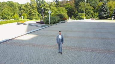 Yeni evliler şehrin sokaklarında yürüyüş. Havadan görünümü