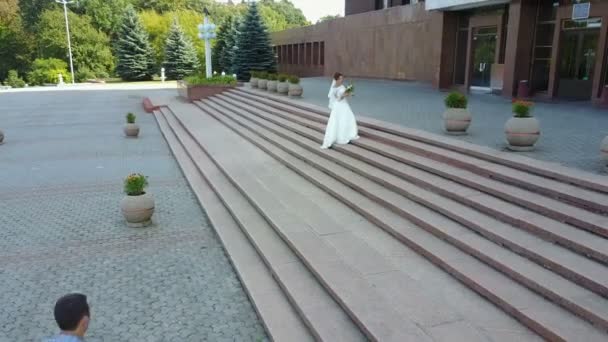 Vue Aérienne Couple Marié Marchant Dans Ville Beau Couple Nuptial — Video