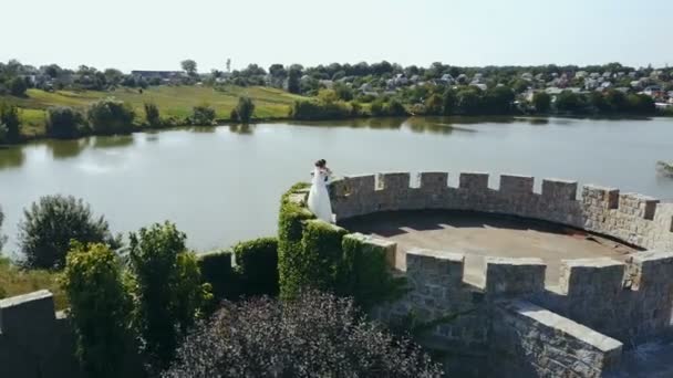 Beau Couple Mariage Romantique Jeunes Mariés Embrassant Dans Vieux Château — Video