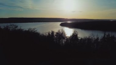 Çam ormanı ve nehir doruklarına güzel panoramik manzaralı. Güzel manzara nehir ile