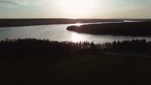Vue Aérienne. Beau coucher de soleil sur le lac. Belle rivière nature 