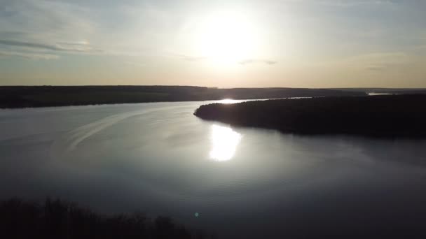 Luftaufnahme Wunderschöner Sonnenuntergang Über Dem See Und Dem Kiefernwald Schöner — Stockvideo