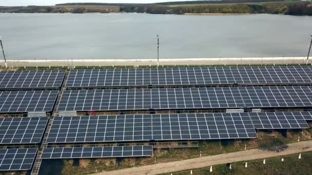 Paneles Solares Cerca Del Río Central Eléctrica Paneles Solares Azules — Vídeo de stock