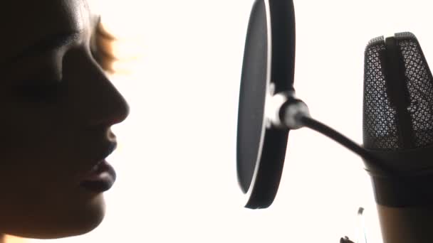 在专业录音室录制歌曲的美丽的年轻歌手 特写脸 — 图库视频影像