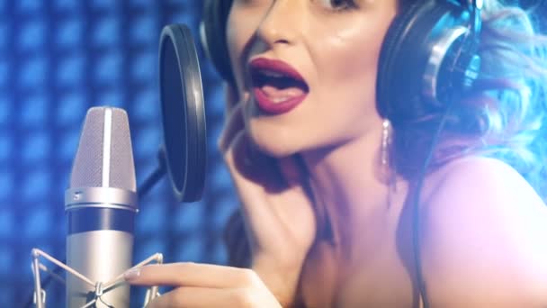 Hermosa Joven Cantante Que Grabó Una Canción Estudio Grabación Profesional — Vídeos de Stock