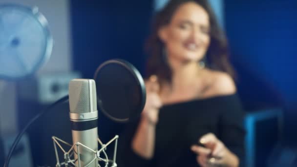 Επαγγελματικό Μικρόφωνο Στο Στούντιο Ηχογράφησης Γυναίκα Τραγούδι Στο Παρασκήνιο — Αρχείο Βίντεο