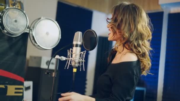 Γυναίκα Που Τραγουδάει Στούντιο Ηχογράφησης Γυναικεία Φωνητικά Επαγγελματικό Στούντιο Ηχογράφησης — Αρχείο Βίντεο