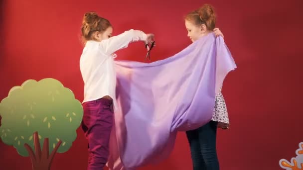 Ragazze Tagliano Pezzo Stoffa Con Forbici Studio Ripresa Bambini — Video Stock