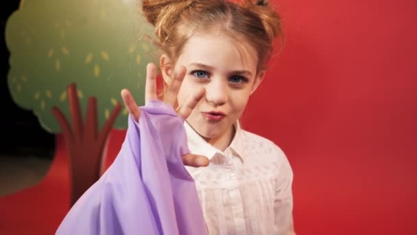 Grappige Meisje Met Rood Haar Poseren Studio Emoties Van Het — Stockvideo