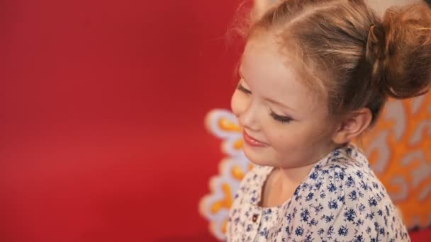 Les Petites Filles Font Peur Les Émotions Enfant Studio Tournage — Video