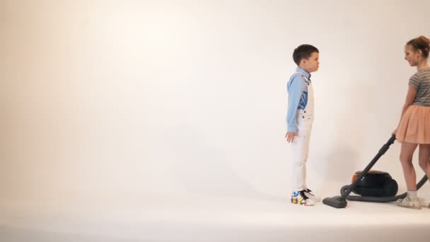 Kleine Kinder Spielen Mit Einem Staubsauger Emotionen Des Kindes Studioaufnahmen — Stockvideo