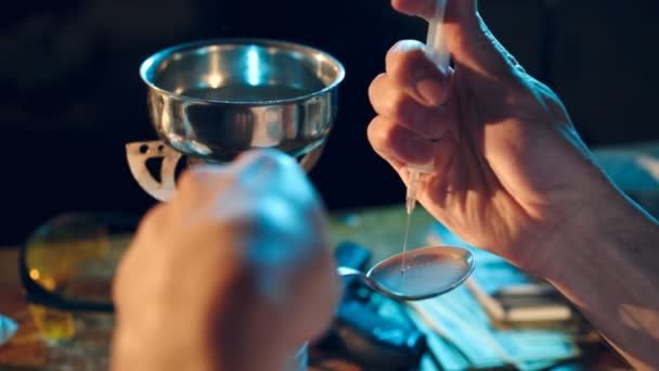 Adam Masada Oturan Bir Uyuşturucu Bağımlısı Uyuşturucu Yapıyor Uyuşturucu Bağımlılığı — Stok video