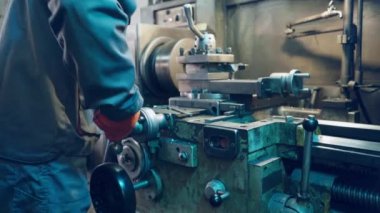 Modern Torna-kesme makinesi ile manuel kontrol. Metal işleme donatımı.