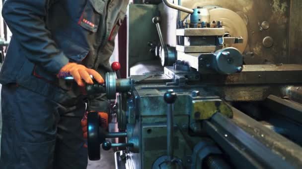 Joven Mecánico Trabajando Torno Industria Metalúrgica — Vídeos de Stock