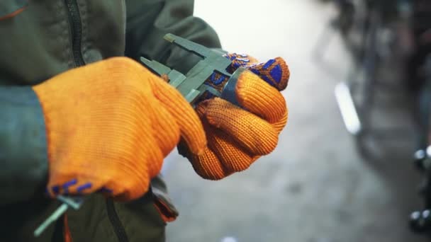 Trabajador Industrial Está Trabajando Proceso Fábrica Del Trabajo Del Metal — Vídeos de Stock