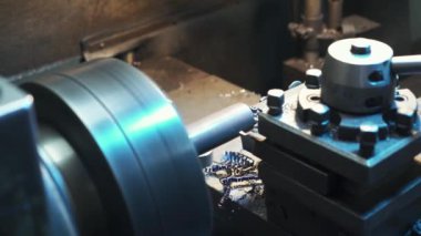 metal işleme endüstrisi: Çelik metal mili işleme Torna makine atölyesinde kesim. seçici odak üstünde alet