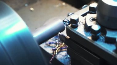 Endüstriyel metal kesici alet Cnc torna üzerinde tarafından işleme işlemi çalışması. Metal işleme donatımı.