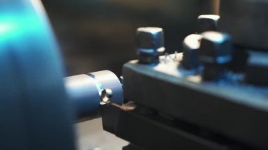 metal işleme endüstrisi: Çelik metal mili işleme Torna makine atölyesinde kesim. seçici odak üstünde alet