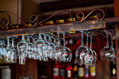 Şarap bardağım. Boş bardak şarap bir çubuğun üzerindeki için raf.