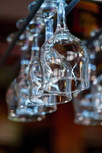 Boş gözlük restoranda ayarlayın. Şarap bardakları asmak üstünde belgili tanımlık sayaç bardaki.