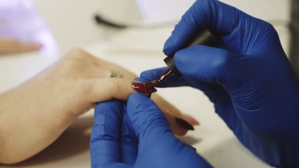 Processus Manucure Dans Salon Spa Esthéticienne Appliquant Vernis Rouge Sur — Video