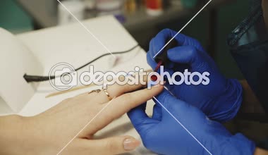 Çivi ustası profesyonel manikür yapar. Güzel eller. El bakım Spa. Yakın çekim