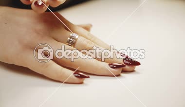 Manikür kavramı. El bakım Spa. Güzel kadının elleri ile mükemmel manikür Güzellik Salonu.