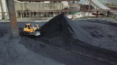 Paletli buldozer yükleme kömür. Kömür sanayi. Siyah altın