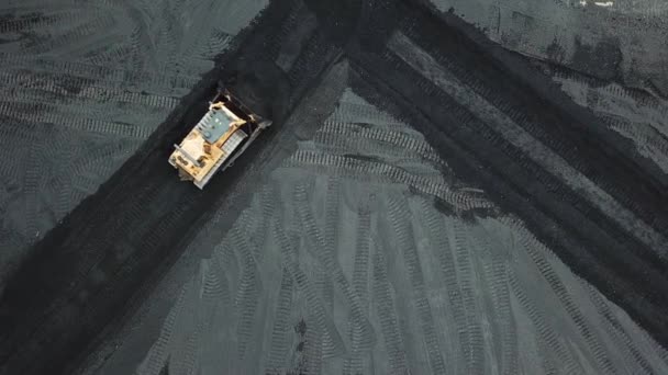 クローラーのブルドーザーは 火力発電所に石炭を並べ替えます 航空写真ビュー — ストック動画
