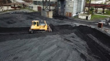 Paletli buldozer kömür termik santral sıralar. Sanayi. Havadan görünümü.