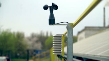 Rüzgar hızı ve güneş pili sistem ölçmek için kullanılan bir meteorolojik alet. Güneş çiftliği.