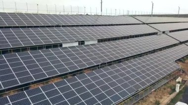 Havadan görünümü güneş panelleri. Fotovoltaik güç kaynağı sistemleri. Güneş enerjisi santrali. Ekolojik yenilenebilir enerji kaynağı.