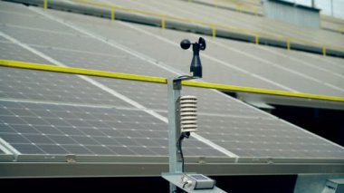 Rüzgar hızı ve güneş pili sistem ölçmek için kullanılan bir meteorolojik alet. Güneş çiftliği.