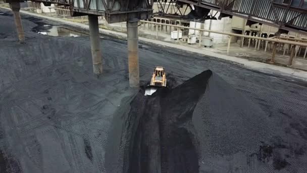 Operasi Penanganan Batubara Pabrik Merangkak Bulldozer Bekerja Tampilan Udara — Stok Video