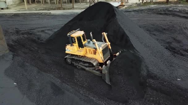 Bulldozer Jaune Déplace Charbon Industrie Extractive Vue Aérienne — Video