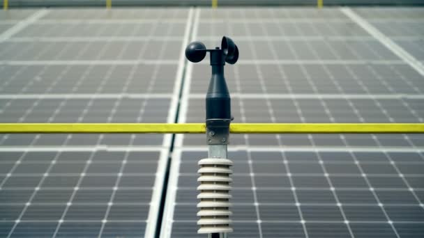 Wetterstation Zur Messung Der Windgeschwindigkeit Hintergrund Von Solarzellen Alternative Stromquelle — Stockvideo