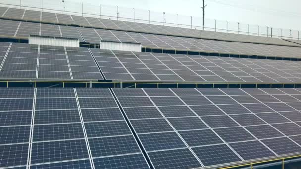 Solarenergiepark. Kraftwerk. blaue Sonnenkollektoren. Quelle ökologischer erneuerbarer Energien.