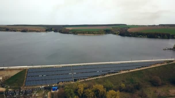 Vista Aérea Paneles Solares Cerca Del Río Fuente Alternativa Electricidad — Vídeo de stock