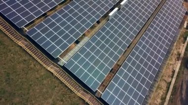 Havadan görünümü güneş panelleri. Güneş enerjisi santrali. Ekolojik yenilenebilir enerji kaynağı.