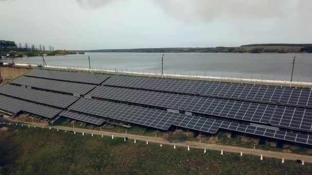 川の近くの太陽電池パネルの空撮 電気の代替ソース 太陽ファーム — ストック動画