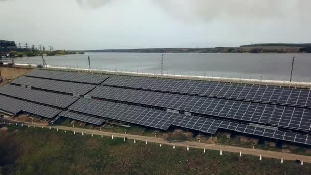 Vue Aérienne Des Panneaux Solaires Près Rivière Une Autre Source — Video