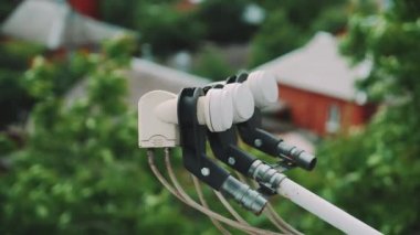 Uydu çanağı dönüştürücü aygıt. Televizyon uydu anteni. Yakın çekim.